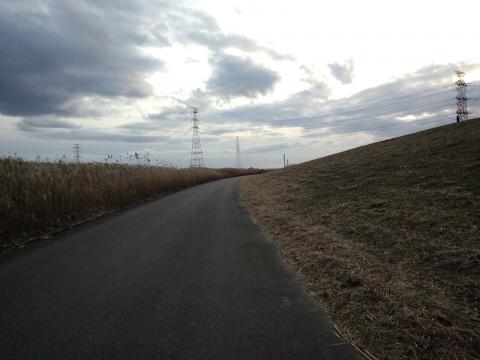 河川敷におりるとヨシの群生と土手ばかりで、景色は極めて単調。遠くに見えるゴミ処理場（？）の煙突が唯一の頼り。