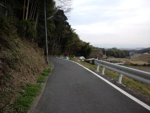 13:29 (14.6km) 急な坂を下りると、のどかな里山風景。前方には市街が一望できる。