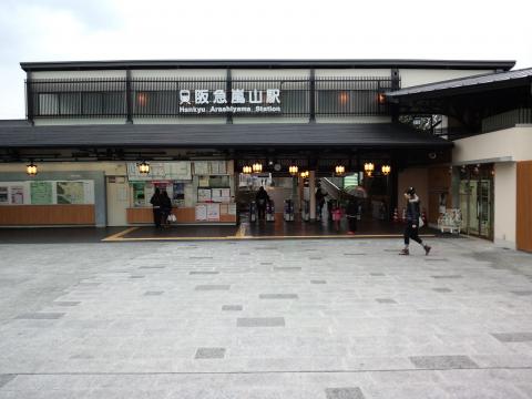 阪急嵐山駅。ボンボリ風の照明が良い感じ。