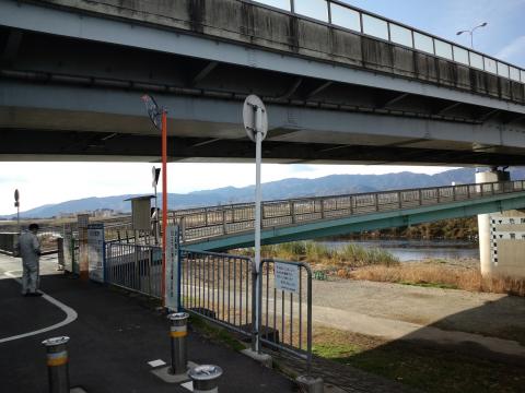 傍で見ると案外小っちゃい、４車線くらいはありそうだけど、本当に国道478号線？