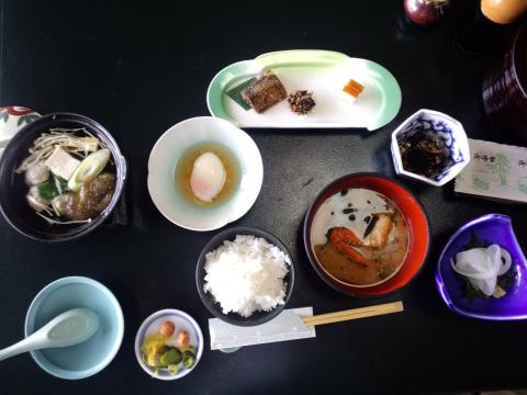 みち潮の朝食。部屋に運んでもらって食べる形式なので、セレブ気分♪