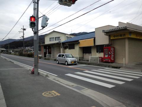 11:04 (2.8km) 横断歩道を渡って進む