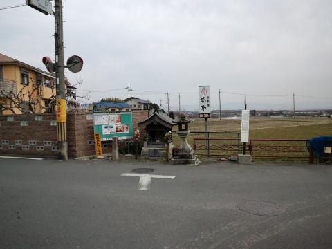 14:02 (17.1km) 坂を下りきった三叉路を左へ…登り方面に向かう。