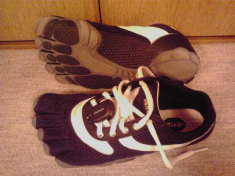 ビブラム　ファイブ・フィンガーズ「スピード」（自宅で撮影）アッパーの部分は布メッシュで、通常のランニングシューズ風。靴底に滑り止めのパターンが貼り付けてある。