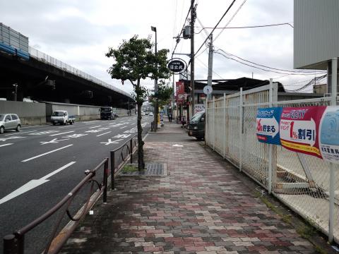 近畿自動車道沿いに走る