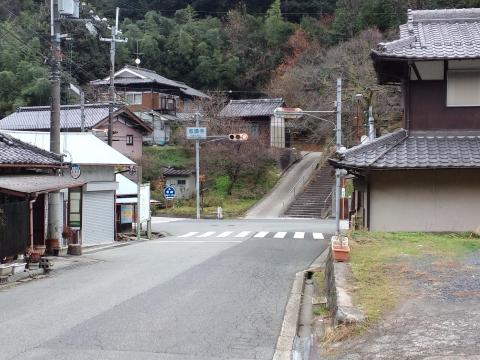 忍頂寺交差点到着。　帰りは右手方向に下る。