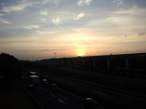 「調和橋」から中国高速～モノレール越しに朝日を臨む