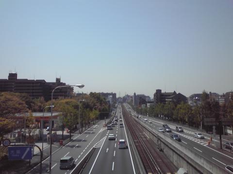 歩道橋から眺めた御堂筋（国道４２３号）。画面の奥が南。