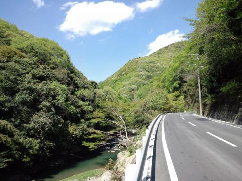 新緑の山が美しい！（後で解ったが、ここまでくると行き過ぎ^^;)