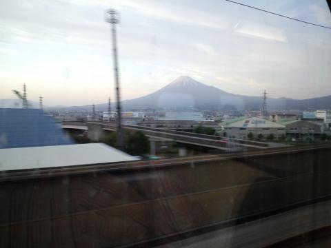 富士山を見ると、どうしても写真を撮ってしまうのは、お上りさん？