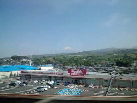 新幹線の中から富士山の写真を写すのは難しい