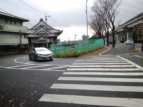 左手方向の道が茨木CCへ続く