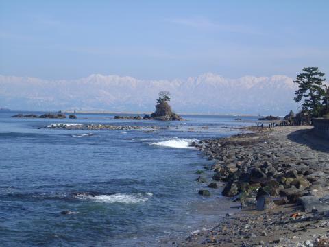 雨晴海岸から雪の立山連峰

良いカメラ欲しい