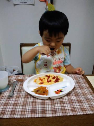 喜んでいた割には半分しか食べず・・・
ケーキの食べすぎだよ（汗）