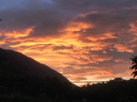 途中、5時の朝焼け　天気が崩れる予兆...