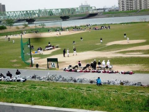 東京都側は河川敷も広く、野球やサッカーが行われていた。