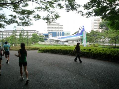 スタートしてすぐに西武新宿線の航空公園駅前にでる