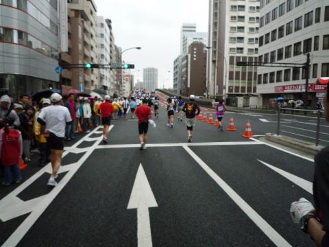 これが噂の佃大橋？　容赦ない向かい風と登りが脚と心を砕きます。