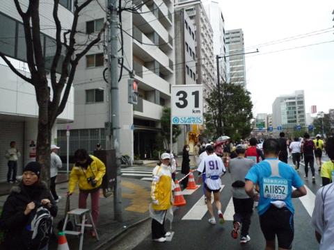 かなりきつくなってきた31キロ地点　この先でfrunの旗を見つけ力をもらいました。