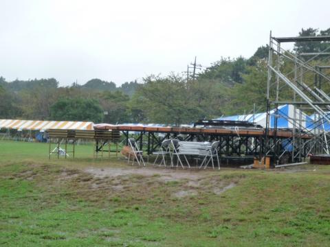 開会式会場です。
明日には雨は上がるでしょうが、地面は田んぼ状態だと思います。
レース用の靴では入らない方が良いかもしれませｎ。