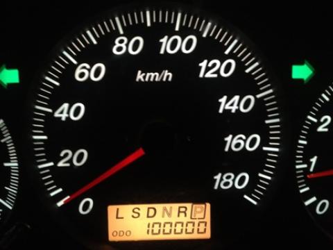2012年1月10日に１０００００kmを記録したMPV
まだまだ元気です！
帰宅途中に99999になったところで幹線道路から外れ、１０００００kmで路肩に停車してパチリ。我ながら暇人だ！