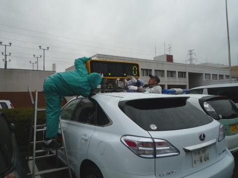 体育館の駐車場で計測車に時計を取り付けていました。
雨の中でとても苦労されてました。