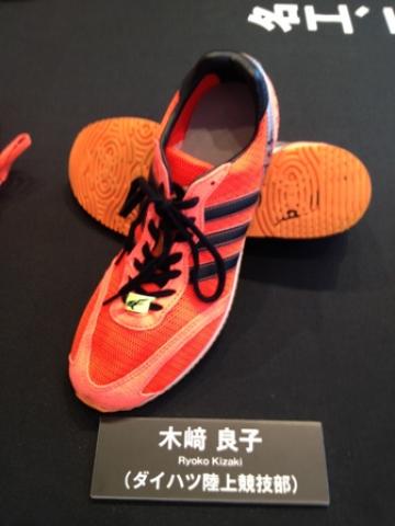 木崎良子選手の靴
ソールが市販品にはない形状、材質だ
