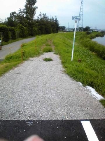 利根川まであと2キロで舗装道路が終わっている