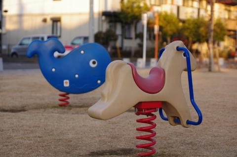 桃山公園の遊具
これもこの大きさでは判らないが、手前の馬の遊具と後ろの鯨の遊具のシャープさの差、背景のぼけ味など、へぼな腕をカバーしてくれている。