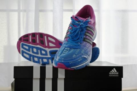 先日クツカスで貰ったクーポンを使って買ったadizero AGE
（まんまとadidasの罠にはまってしまった）
ゼビオで割引になっており、そこからさらに1400円引きとなったので、かなり安く買えた。