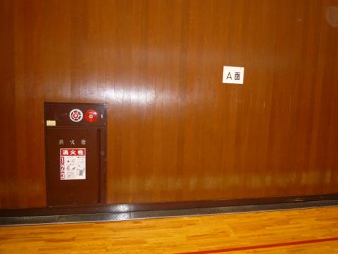 左手の壁に「消火栓」があり、その右上に「A面」の表示があります。
この下にシートを敷く予定です。
