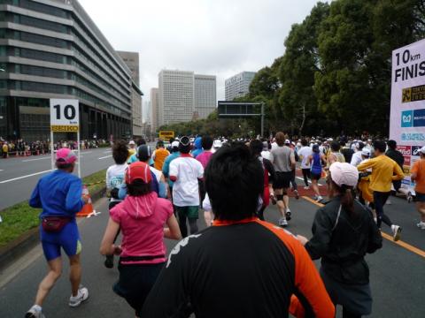 10キロ地点（日比谷公園）　この僅か先で先頭集団とすれ違いました。