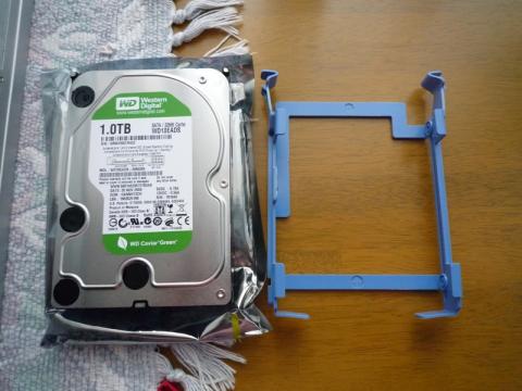 選んだのはWestern　Degital社の1TB　HDD
右はXPS430付属のブラケット