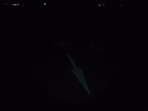 闇夜の手賀沼西コース
ヘッドライトの光でかろうじて路面のペイントが見えるが、実際にはもう少し明るく見える