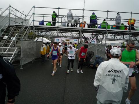 冷たい雨の中やっとフィニッシュ
フィニッシュゲートに向かい「ありがとうございました」と一礼して私の東京マラソンは終わりました。