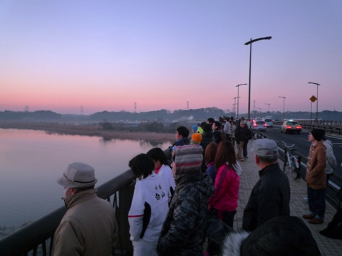6:45分頃には、手賀大橋にはかなりの人出があった。