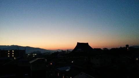 これは朝の6時10分ごろ，朝ランに出かける時の東の空です．お寺の屋根のシルエットがいいでしょ？　以前にも同じような写真をアップしてますが，今年はなかなかこんな空に出会えなかったので，ちょっと嬉しいです．