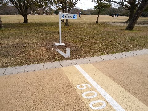 さて公園周回路の距離標識が完成しました。路面の表示や脇のローマ数字と違って、かなり手前から見えるのはありがたいかな。　ちなみに標識の裏側は真っ白です。これも陸上のトラックと同様に反時計回りが原則ですよという意思表示でしょうね。路面の表示も、以前は両方向あったのですが今はご覧の通りです。