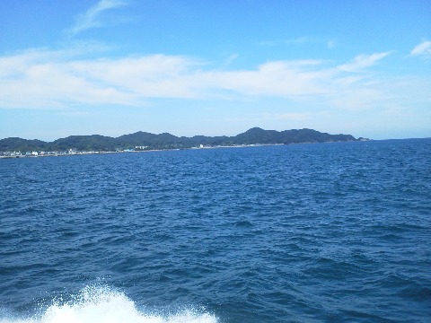 この写真は，行きの船の上から宗像大島を写したものです．こうしてみると結構平べったく見えるんですけどねえ．