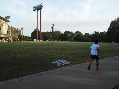 春日公園1300m地点です.この広場では昔,子供たちとフライング・ディスクとかでよく遊びました.