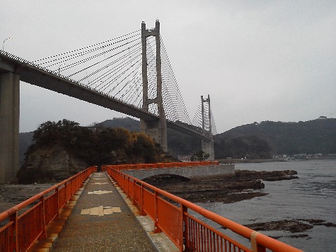 宿から呼子大橋の下にある弁天島まで歩いてみました.この橋ができて満潮時でも島に渡れるようになったそうです.