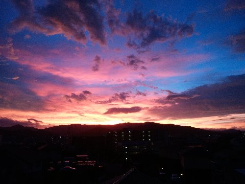 ということで、今朝はこんな朝焼けが見られました。