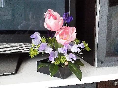 先日ご紹介した玄関のスイートピーやチューリップですが,チューリップの花の下が伸びてバランスが取れなくなったので,花器も変えて活けなおしリビングに再登場です.リユースですね.