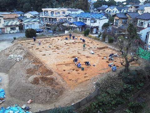 さてこの写真は,うちのベランダから写したものです.元はサツマイモ畑だったのが,住宅が建つ前に遺跡の発掘調査が行われました.平若(ヘイジャク)A遺跡という弥生時代あたりの遺跡だそうです.2ヶ月にわたって続いた作業も無事に終わったようです.寒い日も多くて大変だったと思います.