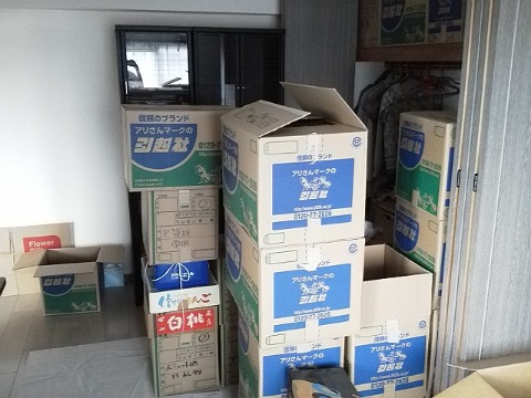 部屋の中はまだこんな状態です．