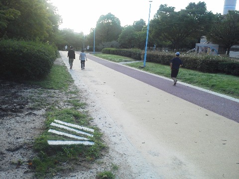 ここは春日公園700m地点です.このコースはごく緩やかな傾斜があるのですが,このあたりが最高点かな.
