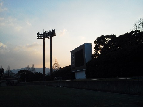 そんな春日公園の球技場.なんだか夕方みたいですが,夜明けです.
