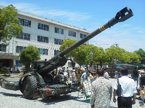 これは155mm榴弾砲.砲弾は久留米くらいまで飛びますとのことでした.