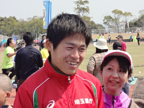 今日の主人公は,やっぱりこの公務員ランナーさんでしょう.スタート直後から独走で,最後は速すぎてまだ5kmがスタートしておらず,トラック内で整列したランナーがやっと空けた第1レーンを駆け抜けてゴールしました.