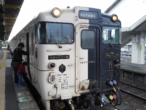 さてこれは先日乗った列車，指宿のたまて箱，IBUTAMAです．ご覧のように白と黒のツートンカラーですが，なぜこの色かというのは不勉強で知りませんでした．車内放送によると，浦島太郎がたまて箱を開けて黒かった髪が真っ白になったことにちなんで，ということなんだそうです．帰りは，話題の外に向いて座る座席でしたが，やっぱり新鮮な感じでした．